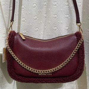 MICHAEL KORS CARMELA Medium
Leather Chain Crossbody Shearling